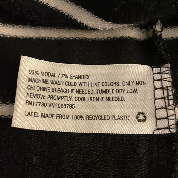 A New Day Black & White Sweater with Pockets - Size Medium - Picture 6 of 6